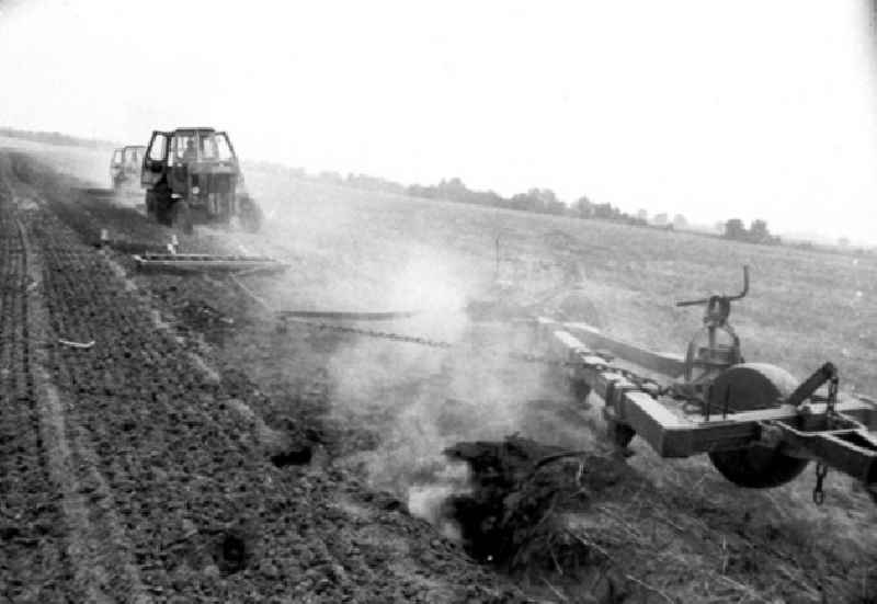 August 1973 Pflugarbeiten auf einem Feld im Kreis Mittenwalde.