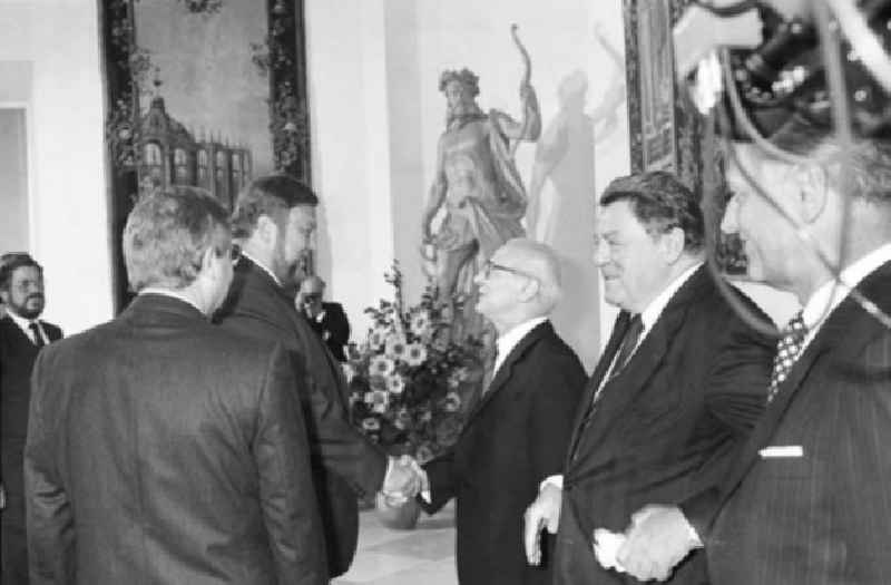Beim ersten Besuch eines führenden DDR-Repräsentanten in der Bundesrepublik trifft SED-Generalsekretär und Staatsratsvorsitzender Erich Honecker (m) mit dem bayrischen Regierungschef Franz-Josef Strauß (2.v.r.) zusammen. Dem 75 Jahre alten Staatsratsvorsitzenden der DDR ist es trotz großer Widerstände aus der Sowjetunion gelungen, zum fünftägigen 'Arbeitsbesuch' in den kapitalistischen Westen zu kommen.