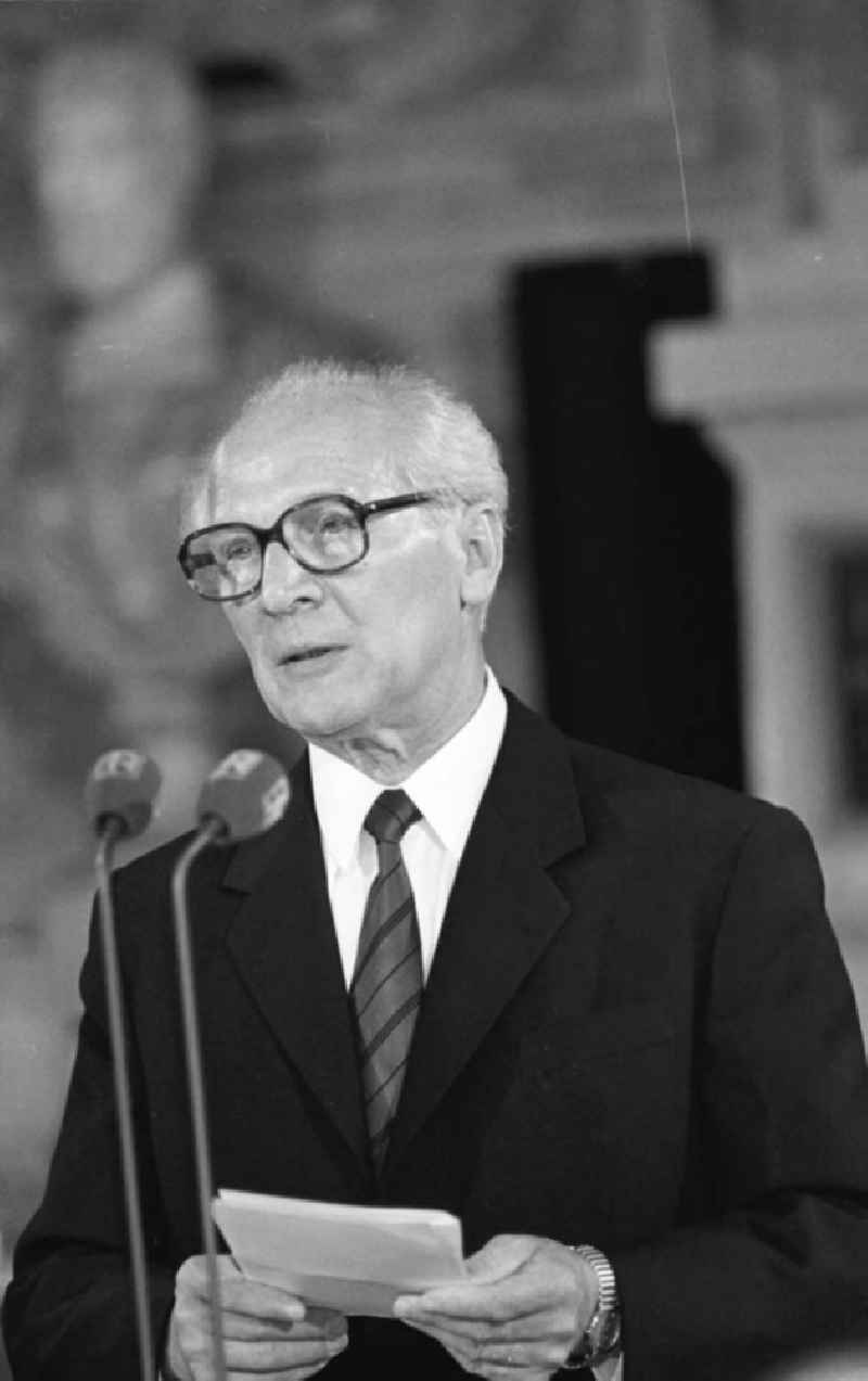 Staatsbeusch des Partei- und Staatschef der DDR, Erich Honecker in München. Honecker während einer Rede am Mikrofon. Honecker besuchte die BRD vom 07.09.-11.