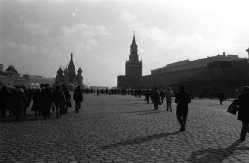 Der Roter Platz ist ein berühmter, historisher Platz, direkt angrenzen an den Kreml. Länge: etwa 500m, Breite: etwa 150m. Der Name ist schon im 16. Jahrhundert belegt und bedeutet eigentlich 'Schöner Platz'. Der Roter Platz wird im Südosten durch die Basiliuskathedrale, im Südwesten durch die Kremlmauer, im Nordwesten durch das Historische Museum und im Nordosten duch das Kaufhaus GUM begrenzt. Vor der Kremlmauer wurde das Leninmausoleum errichtet. Hinter dem Mausoleum, entlang der Kremlmauer, befindet sich ein Ehrenfriedhof. (Foto Schönfeld) (6