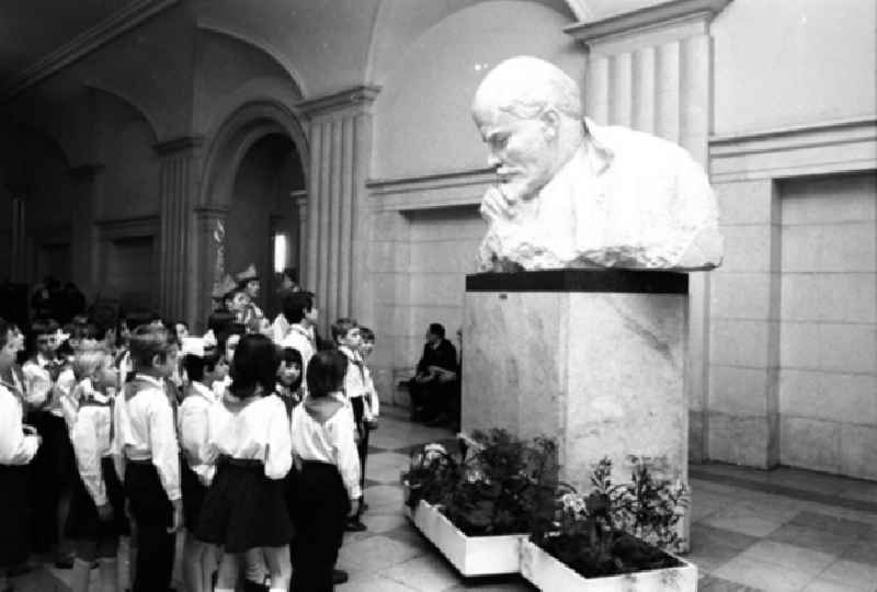 Eintritt der Oktoberkinder in die Pionierorganisation imeni W.I.Lenina im Lenin-Museum.Wsessojusnaja pionerskaja organisazija imeni Wladimira Iljitscha Lenina war eine zum Komsomol gehörende Jugendorganisation in der Sowjetunion, die von 1922 bis 1990 bestand und sich an 1