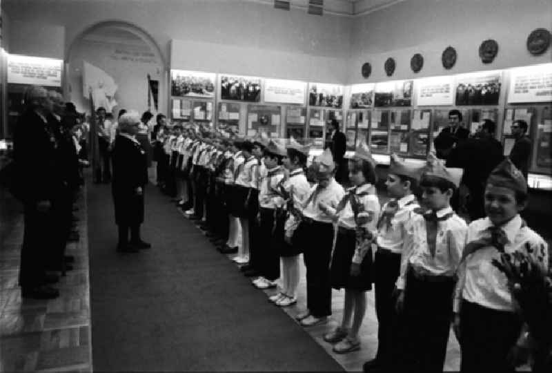 Eintritt der Oktoberkinder in die Pionierorganisation imeni W.I.Lenina im Lenin-Museum.Wsessojusnaja pionerskaja organisazija imeni Wladimira Iljitscha Lenina war eine zum Komsomol gehörende Jugendorganisation in der Sowjetunion, die von 1922 bis 1990 bestand und sich an 1