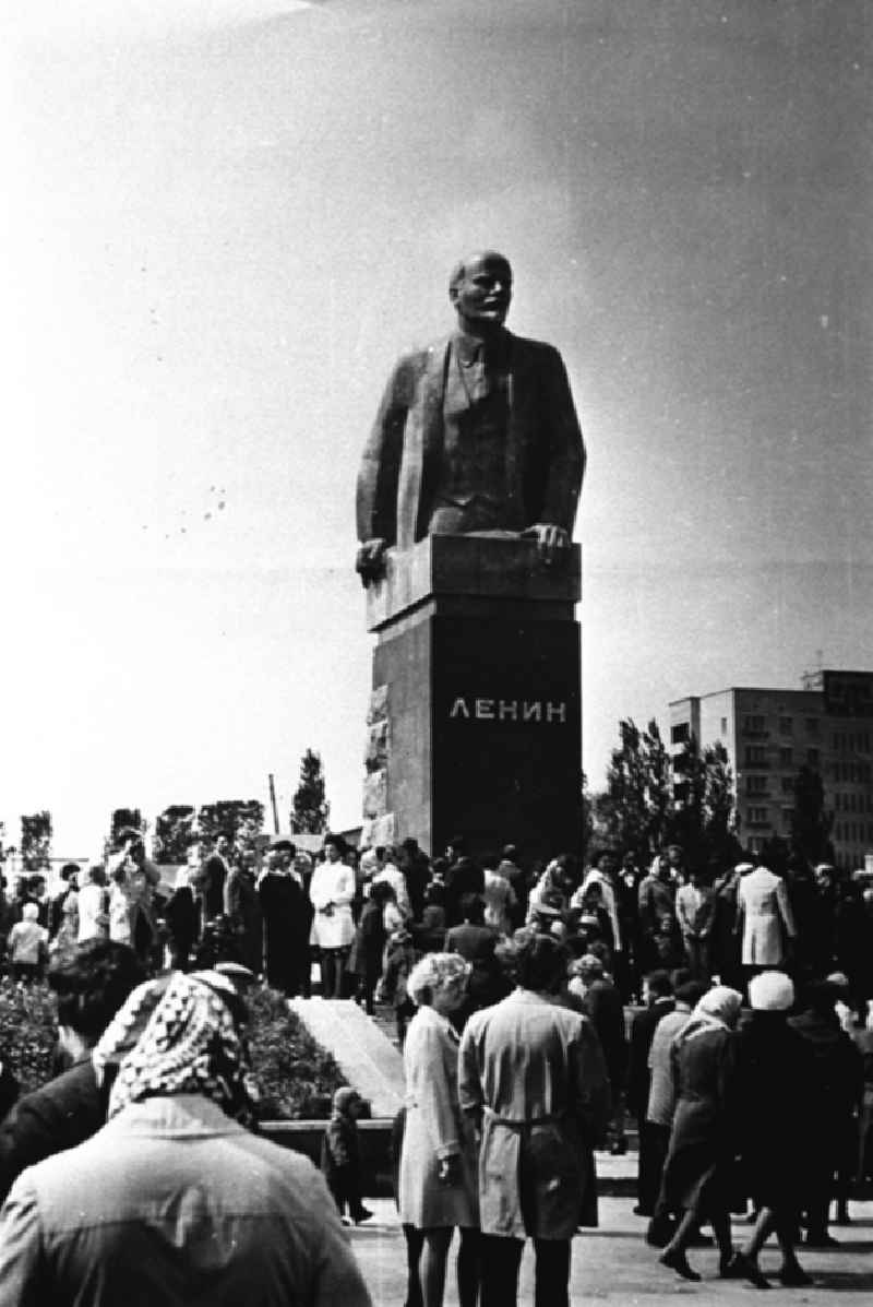 Lenindenkmal in Moskau. Wladimir Iljitsch Uljanow (genannt Lenin, * 10. April / 22. April 187