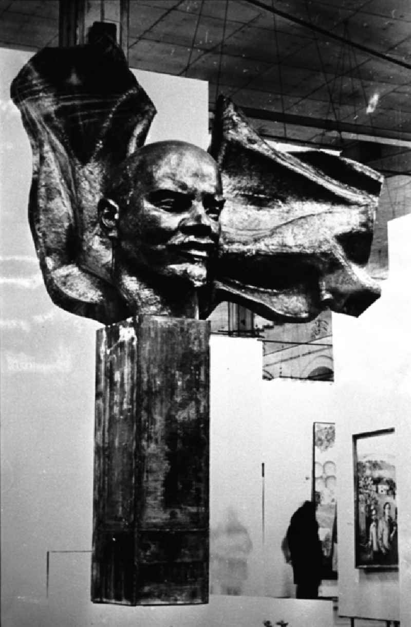 Lenindenkmal im Lenin Museum in Moskau. Wladimir Iljitsch Uljanow (genannt Lenin, * 10. April / 22. April 187