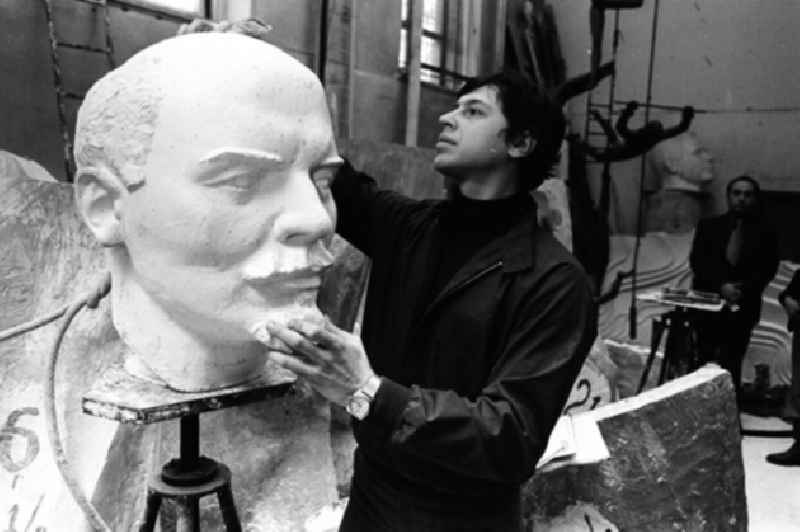 Beim Bildhauer in Moskau. Büste für Lenin (