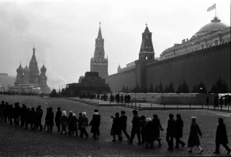 Der Roter Platz ist ein berühmter, historisher Platz, direkt angrenzen an den Kreml. Länge: etwa 500m, Breite: etwa 15