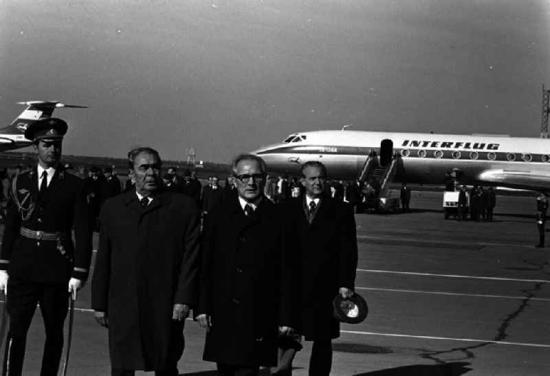 Leonid Breschnew empfängt Erich Honecker. Ankunft und Abschreiten der Ehrenformation. (