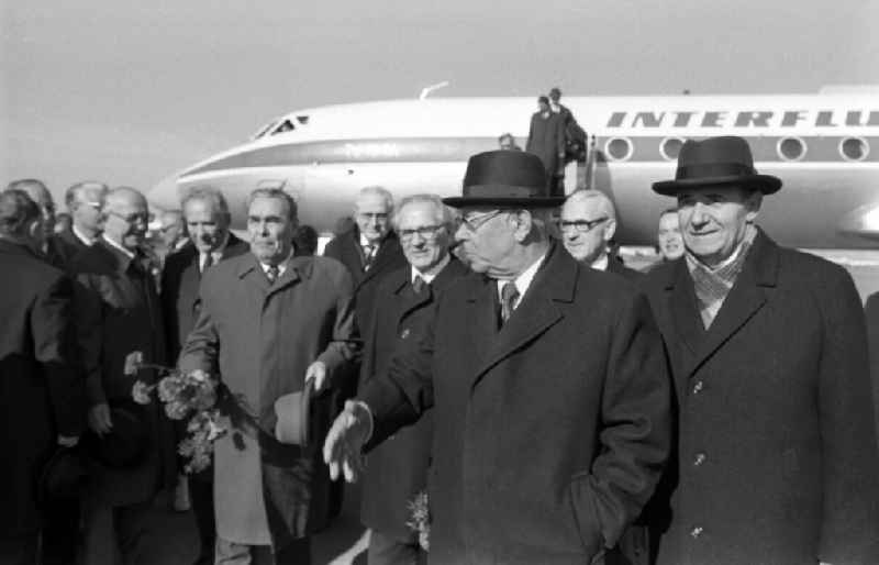 Ankunft von Erich Honecker in Moskau. Leonid Breshnew empfängt Erich Honecker. (