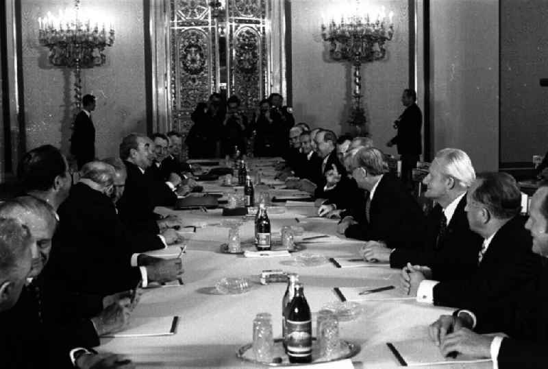 Leonid Breshnew empfängt Erich Honecker. Beginn der Verhandlungen (