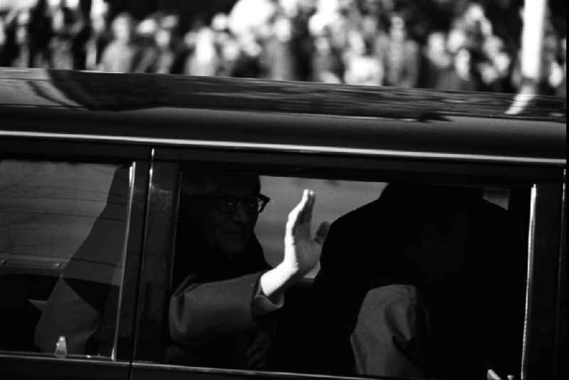 Ankunft von Erich Honecker in Moskau. Fahrt durch die Stadt (