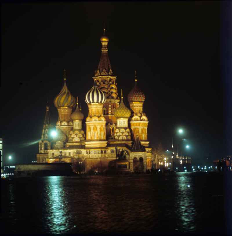 Blick auf die Basilius-Kathedrale auf dem Roten Platz in Moskau bei Nacht.