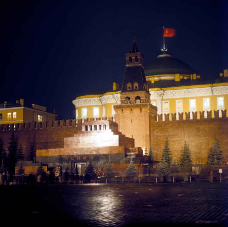 Blick auf das Lenin-Mausoleum auf dem Roten Platz in Moskau bei Nacht. Im Hintergrund der Senatsturm und der Senatspalast des Moskauer Kremls.