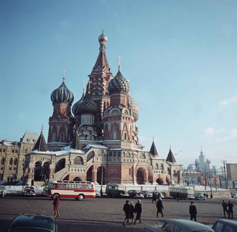 Blick auf die Basilius-Kathedrale auf dem Roten Platz in Moskau.