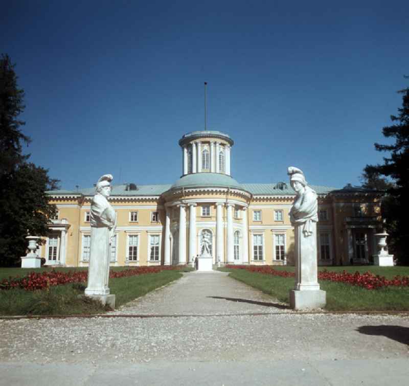 Schloss / Schloß Archangelskoje bei Moskau. Der alte Adelssitz mit seinem Palast aus dem 18. Jahrhundert ist ein beliebtes Ausflugsziel der Moskauer.