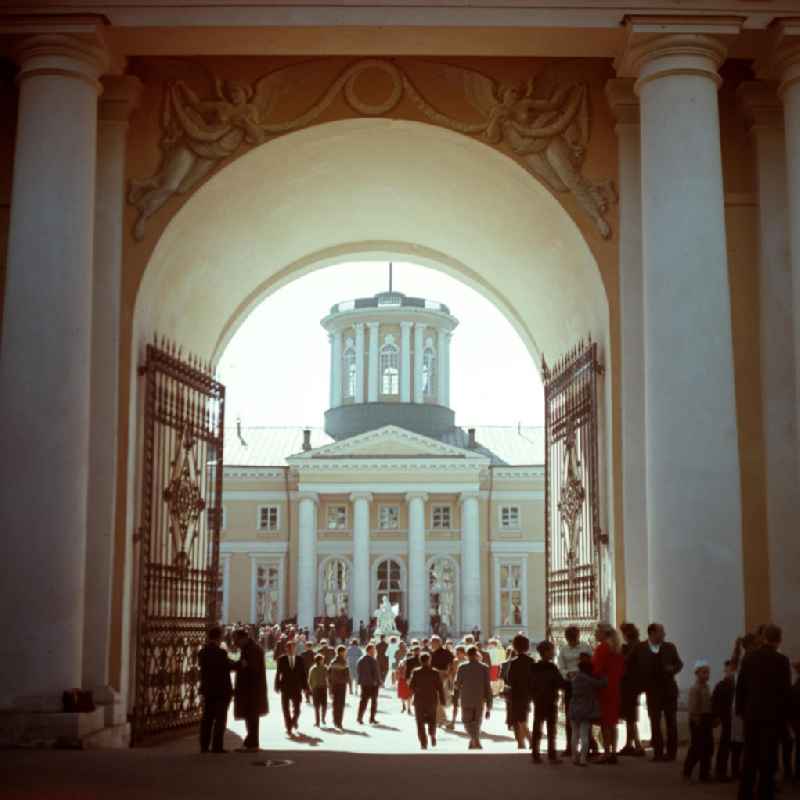 Besucher besichtigen das Schloss / Schloß Archangelskoje bei Moskau. Der alte Adelssitz mit seinem Palast aus dem 18. Jahrhundert ist ein beliebtes Ausflugsziel der Moskauer.