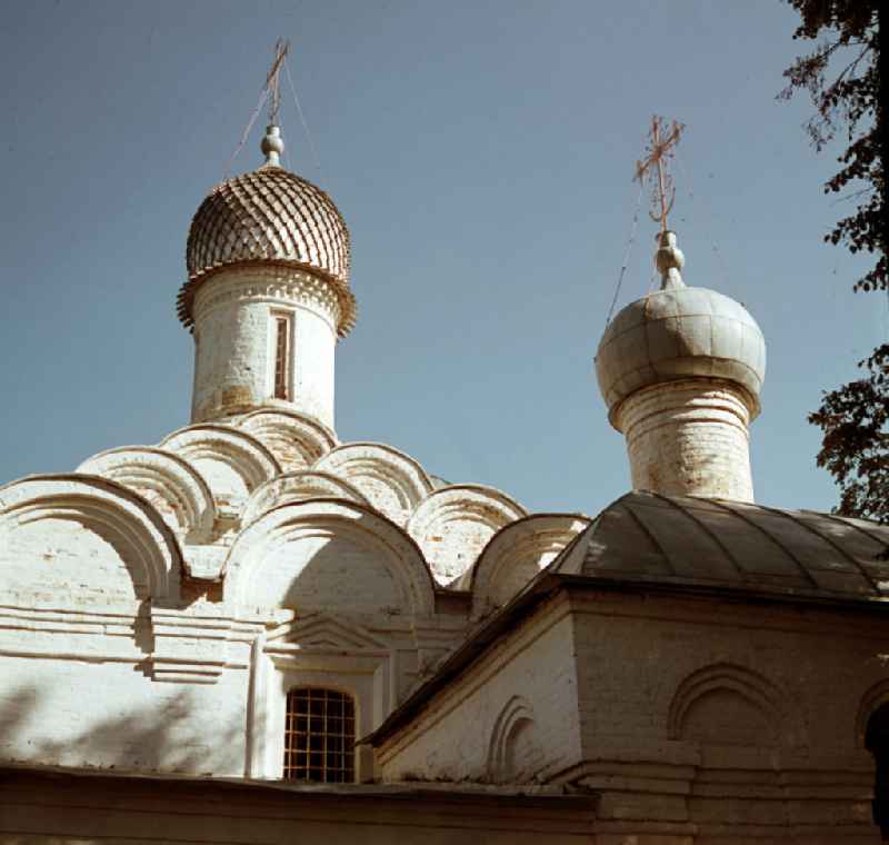 Türme der Kirche vom Schloss / Schloß Archangelskoje bei Moskau. Der alte Adelssitz mit seinem Palast aus dem 18. Jahrhundert ist ein beliebtes Ausflugsziel der Moskauer.