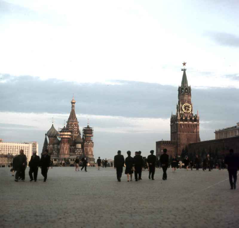 Blick auf den Spasski Turm (r) mit dem roten Sowjetstern und der Uhr an der Kreml-Mauer am Roten Platz und die Basilius-Kathedrale (l) in Moskau.