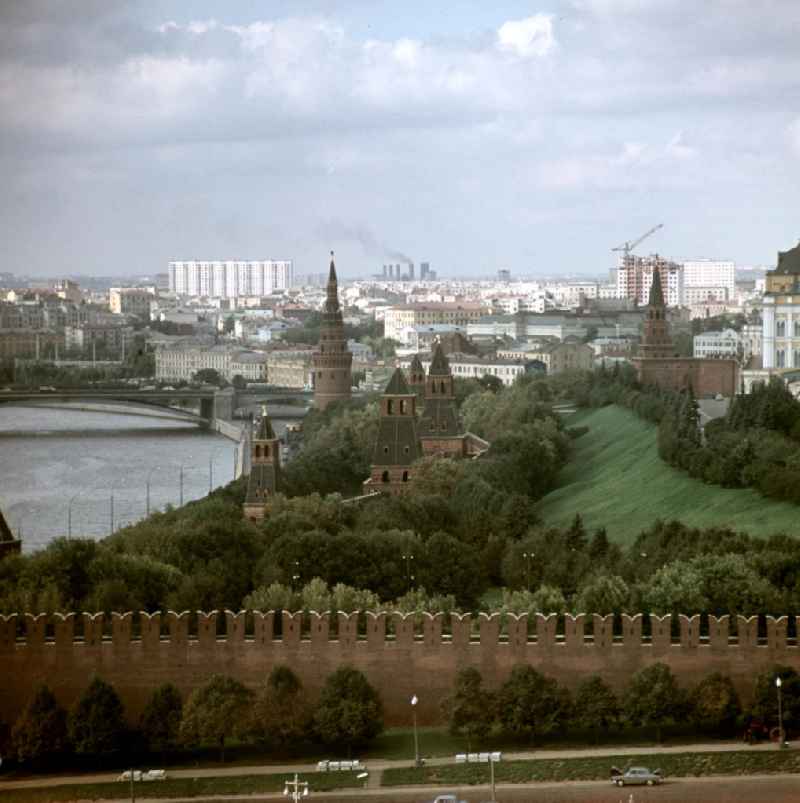 Blick auf die südliche Kremlmauer am Fluß Moskwa in Moskau.