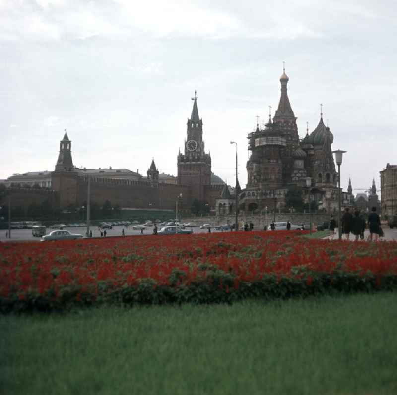 Blick auf den Roten Platz in Moskau. V.l.n.r. die Basilius-Kathedrale, das Lenin-Mausoleum, der Nikolausturm und das Historische Museum.