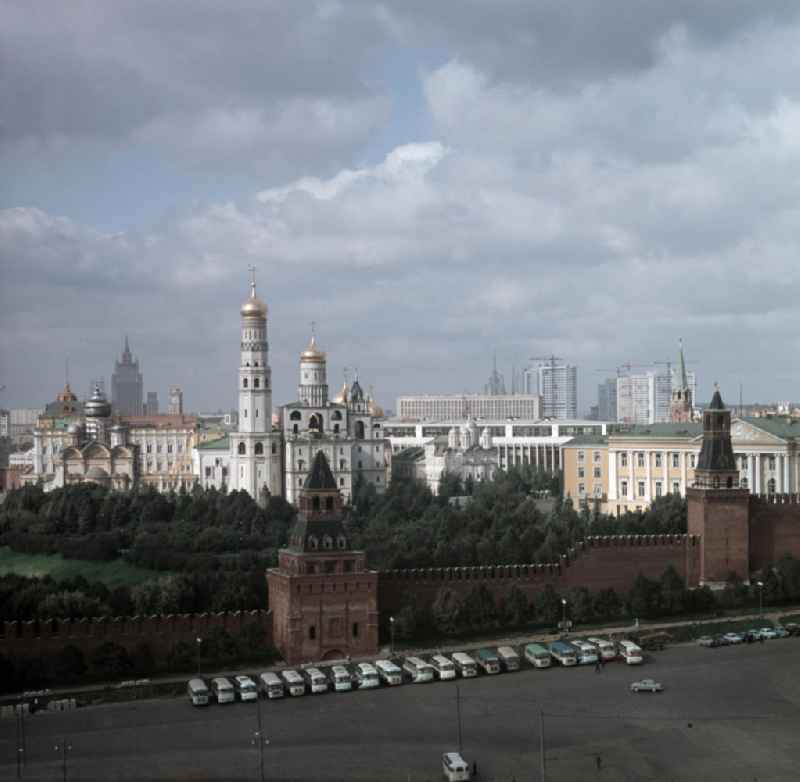 Die Basilius-Kathedrale am südlichen Ende des Roten Platzes in Moskau. Sie gilt als eines der Wahrzeichen Moskaus. Am anderen Ende des Roten Platzes ist der Niklausturm (m) und das Historische Museum (r) zu sehen.