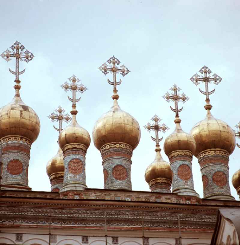Zwiebeltürme auf der Maria-Gewandnierlegungskirche-Kirche im Kreml in Moskau. Die Kirche befindet sich auf dem Kathedralenplatz des Kremls.