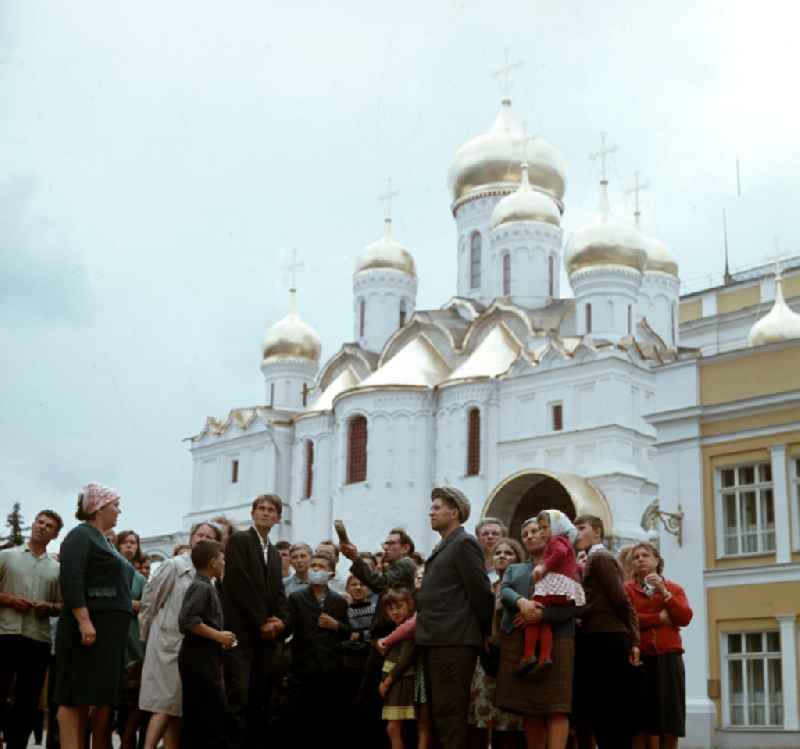 Eine Besuchergruppe steht bei einer Führung vor der Maria-Verkündigungs-Kathedrale im Moskauer Kreml. Die Kathedrale ist eine von drei orthodoxen Kirchenbauten auf dem Kathedralenplatz im Kreml. Sie wurde 1489 durch italienische Architekten erbaut.