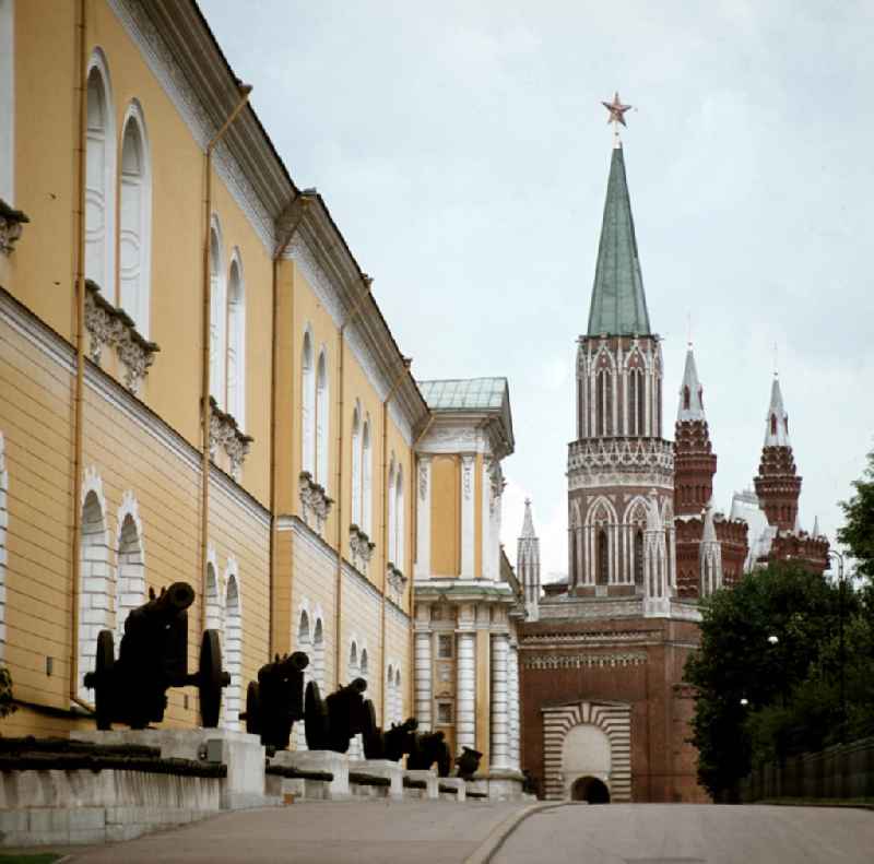 Das Arsenal (l) mit aufgestellten Kanonen und der Nikolausturm (M.) mit dem roten Stern an der Nordseite des Kreml in Moskau. Der Turm ist mit dem Stern 7