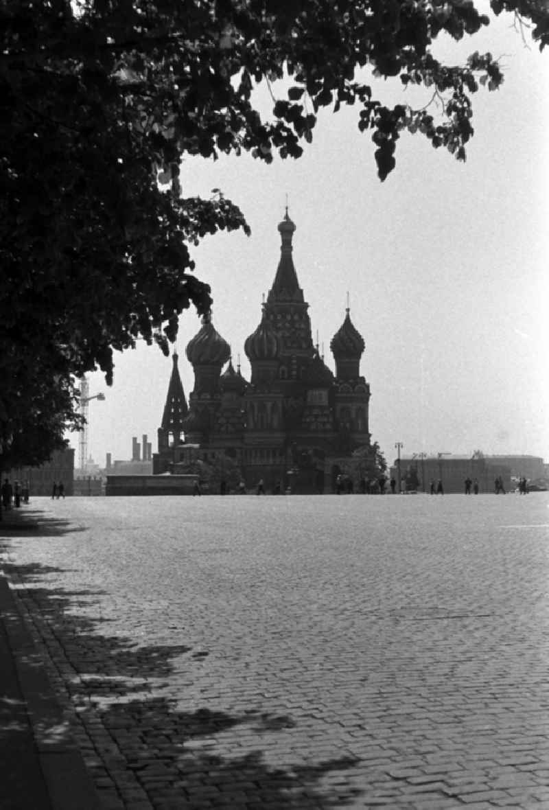 The St. Basil's Cathedral, actually: Cathedral of Blessed Basil is the unofficial name of the Russian Orthodox Church of the Assumption protection Intercession Cathedral on the Graben in the Russian capital Moscow. The standing at the southern end of the Red Square Cathedral is considered one of the landmarks of Moscow