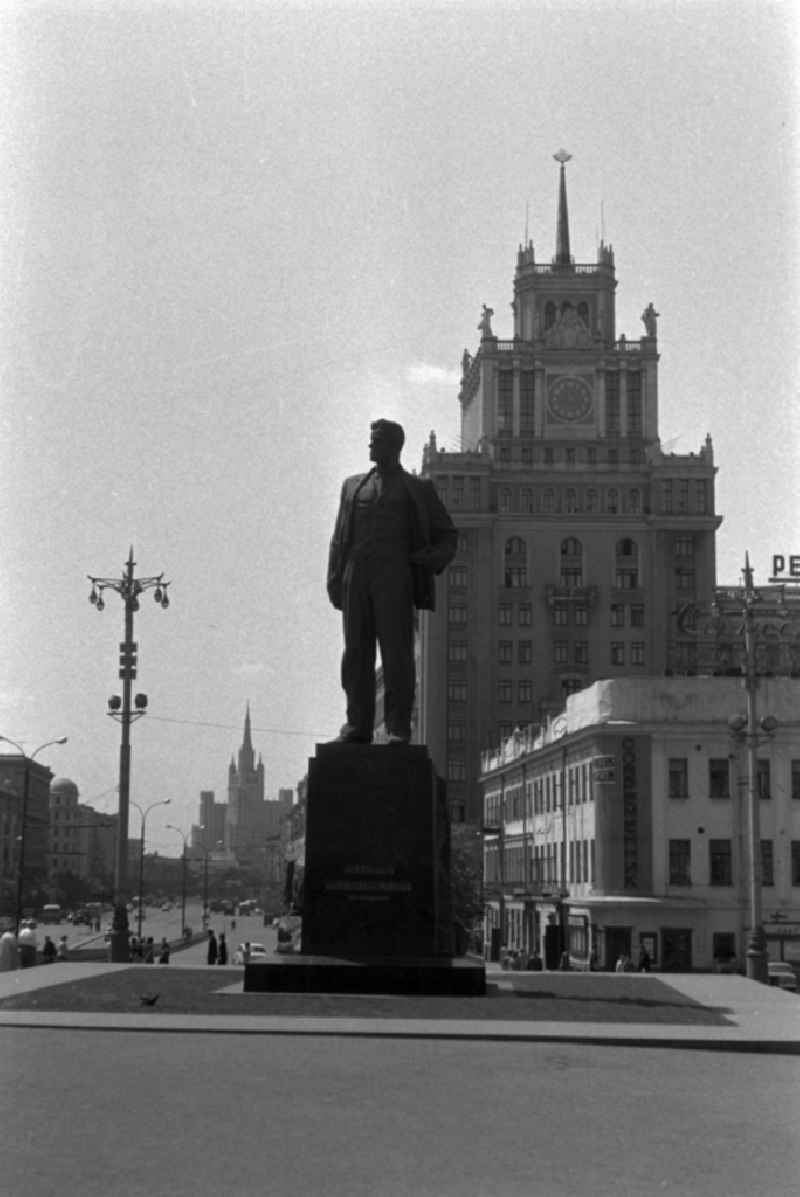 A monument to Vladimir Mayakovsky in the center of Moscow. In the background, the State Theatre Academy is to see