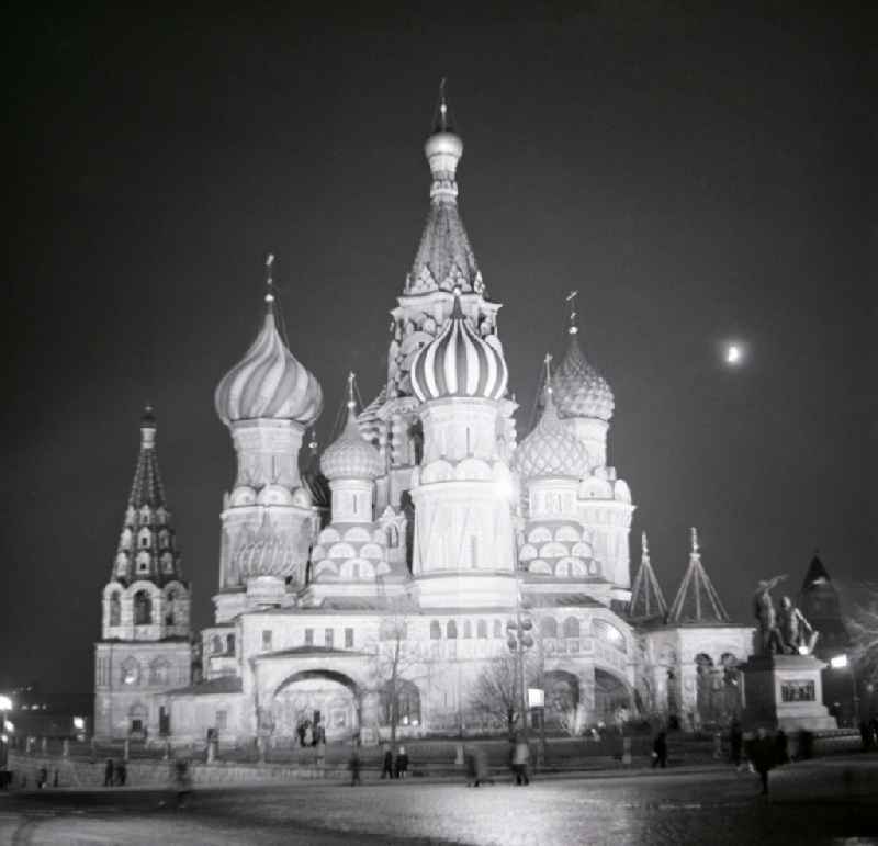 The Red Square at night in the district Tsentralnyy administrativnyy okrug in Moscow in Russia