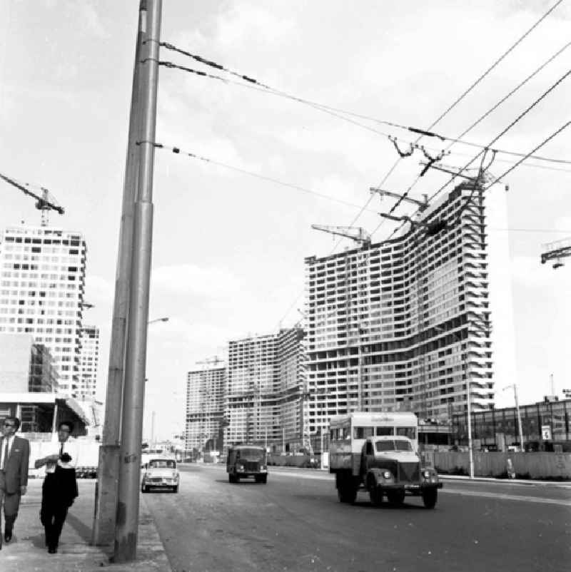 Blick auf die Großbaustelle des Kalininprospektes in Moskau. Um die große Wohnungsnot der Stadt zu lindern, werden im schnellen Plattenbauverfahren von 1958 bis 1973 Sozialwohnungen für 1,4 Millionen Menschen in Billigbauweise hochgezogen. Der Prunk der sogenannten Stalinbauten ist vorbei. Der Kalininprospekt ist eine große Innnenstadt-Promenade mit Geschäften. Der Baustil mit den querstehenden Hochhäusern und dazwischenliegenden Geschäften wird danach auch in vielen anderen Ostblockstädten verwandt - so auch in Berlin.
