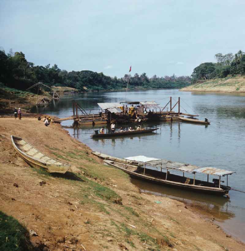 Blick auf die Fähre am Ufer des Flusses Nam Ngum in der Demokratischen Volksrepublik Laos.