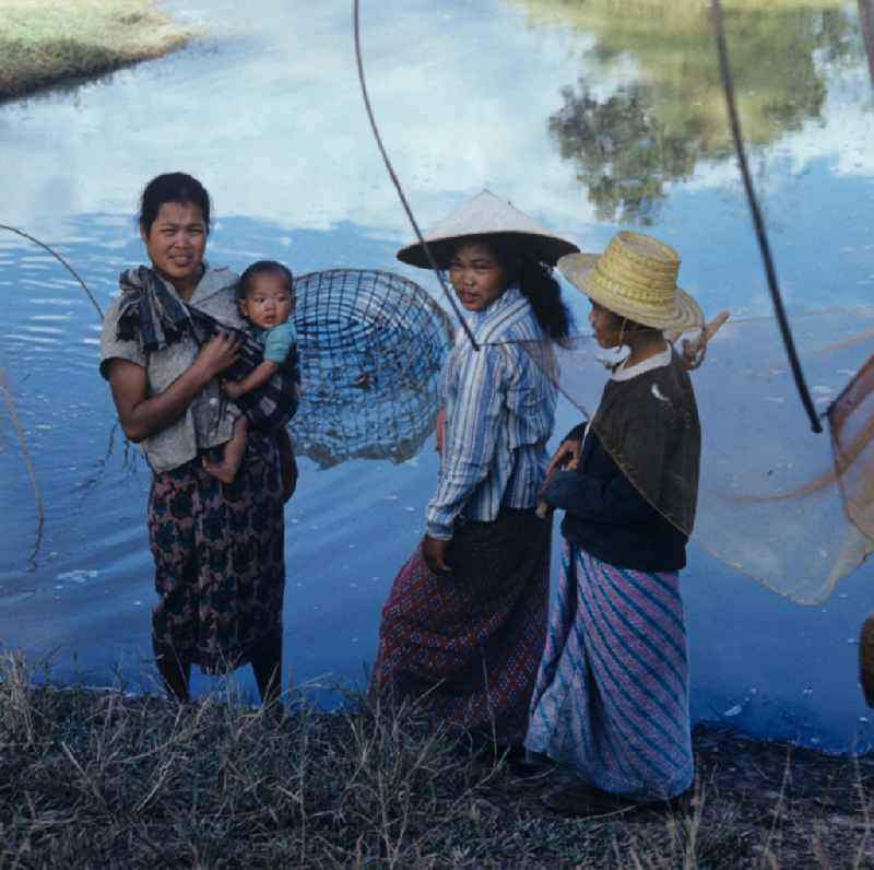 Frauen beim Fischfang am Fluß Nam Ngum in der Demokratischen Volksrepublik Laos.