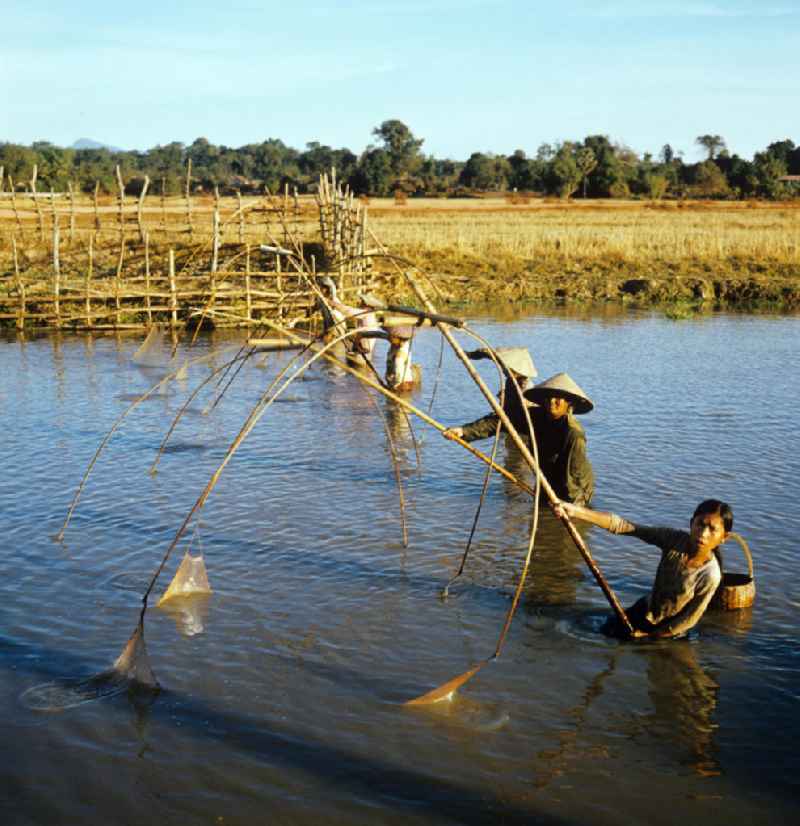 Frauen beim Fischfang am Fluß Nam Ngum in der Demokratischen Volksrepublik Laos.