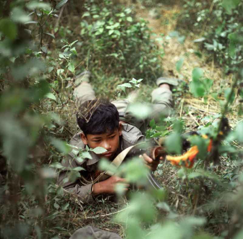 Junger Soldat der laotischen Armee in der Demokratischen Volksrepublik Laos bei einer Übung. Erst zwei Jahre zuvor, am 2. Dezember 1975, war durch die kommunistisch geprägten Kräfte die Volksrepublik Laos ausgerufen worden. Die politische und wirtschaftliche Situation blieb aber auch in den Folgejahren unsicher und instabil.