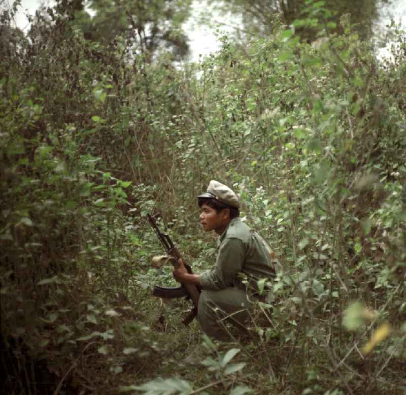 Soldat der laotischen Armee in der Demokratischen Volksrepublik Laos bei einer Übung. Erst zwei Jahre zuvor, am 2. Dezember 1975, war durch die kommunistisch geprägten Kräfte die Volksrepublik Laos ausgerufen worden. Die politische und wirtschaftliche Situation blieb aber auch in den Folgejahren unsicher und instabil.