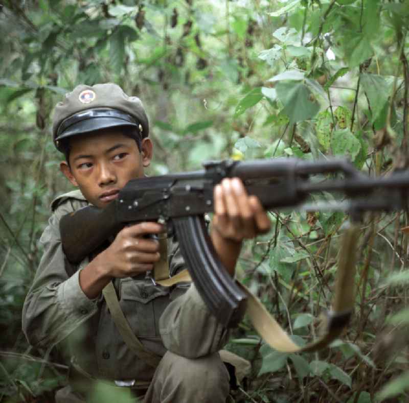 Junger Soldat der laotischen Armee in der Demokratischen Volksrepublik Laos bei einer Übung. Erst zwei Jahre zuvor, am 2. Dezember 1975, war durch die kommunistisch geprägten Kräfte die Volksrepublik Laos ausgerufen worden. Die politische und wirtschaftliche Situation blieb aber auch in den Folgejahren unsicher und instabil.