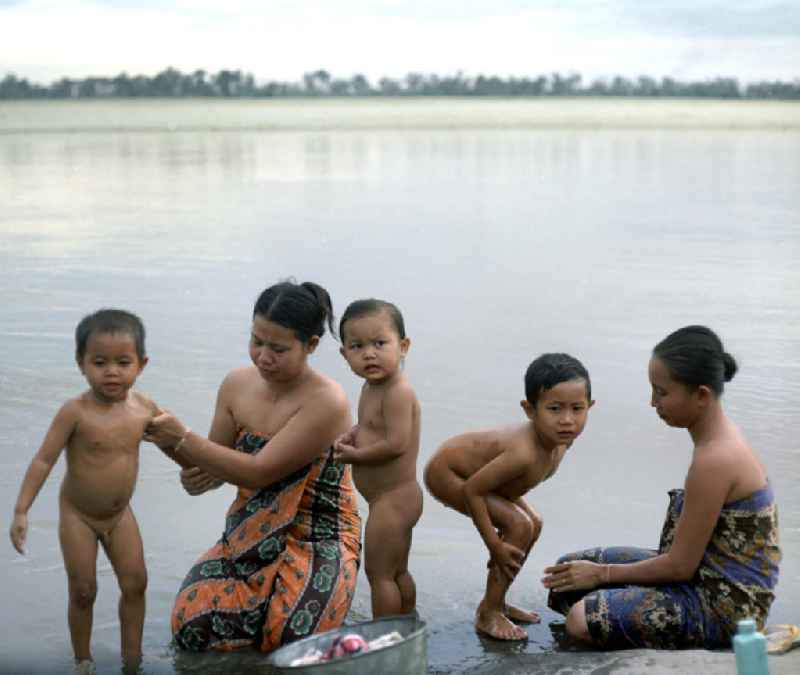 Frauen baden ihre Kinder und waschen ihre Wäsche im Fluß Mekong in der Demokratischen Volksrepublik Laos.