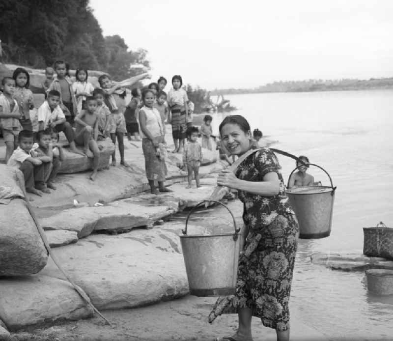 Frauen baden ihre Kinder und waschen ihre Wäsche im Fluß Mekong in der Demokratischen Volksrepublik Laos.