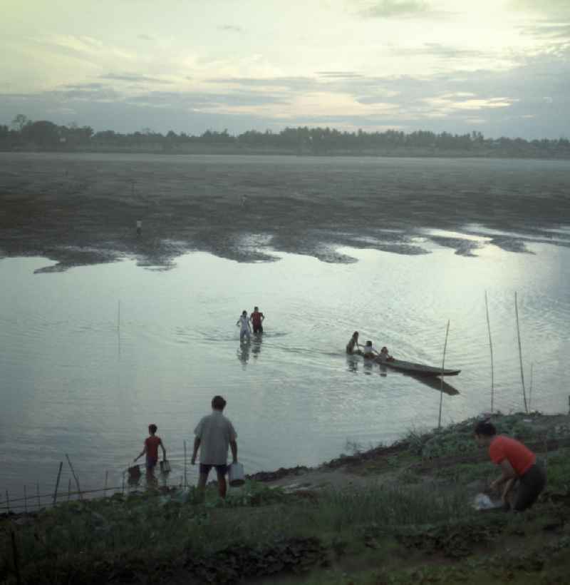 Am Ufer des Mekong in der Demokratischen Volksrepublik Laos haben Anwohner kleine Gärten angelegt.