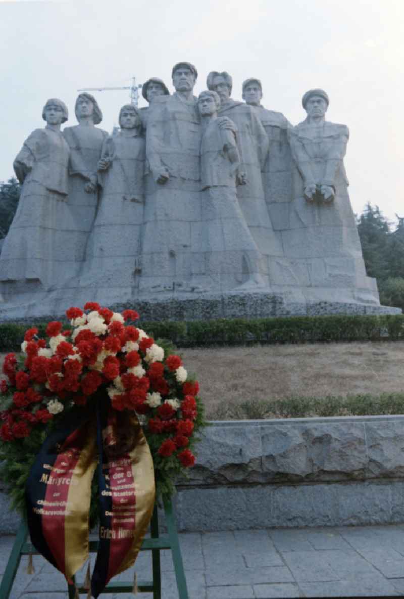 Participants of the official government delegation of the GDR under the General Secretary of the SED and Chairman of the State Council of the GDR Erich Honecker at the memorial statues of the Yuhuatai Martyrs in the Memorial Park of the Revolutionary Martyrs of the Chinese People's Revolution in the Yuhuatai district of Nanjing in China