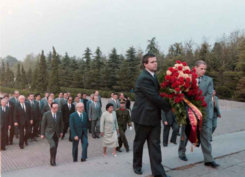 Participants of the official government delegation of the GDR under the General Secretary of the SED and Chairman of the State Council of the GDR Erich Honecker at the memorial statues of the Yuhuatai Martyrs in the Memorial Park of the Revolutionary Martyrs of the Chinese People's Revolution in the Yuhuatai district of Nanjing in China
