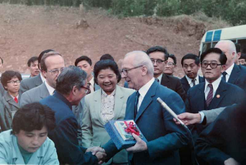 Reception for the General Secretary of the SED and Chairman of the State Council of the GDR Erich Honecker as part of a state visit lasting several days in the Jiangning district of Nanjing in China