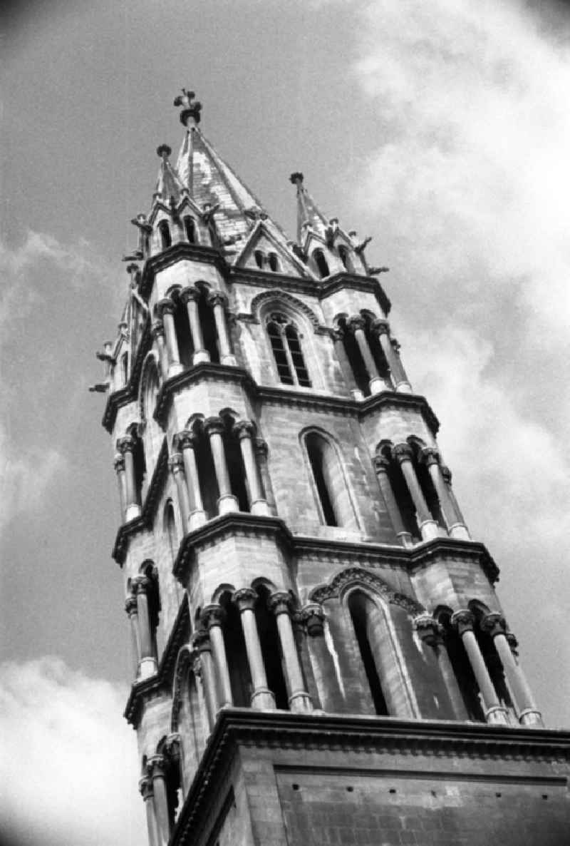 Blick auf einen der im Zweiten Weltkrieg weitgehend erhalten gebliebenen Westtürme des Naumburger Doms St. Peter und Paul,  in Naumburg / Saale.