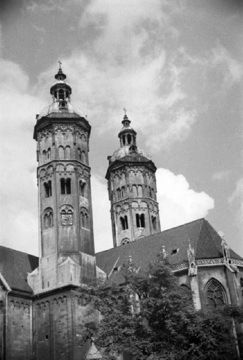 Blick auf die beiden im Zweiten Weltkrieg weitgehend erhalten gebliebenen Osttürme mit Barockhauben des Naumburger Doms St. Peter und Paul. Easttowers of the Naumburger cathedral.
