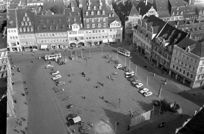 Blick auf den historischen Marktplatz in Naumburg / Saale mit historischen Bürger- und Renaissancehäusern.
