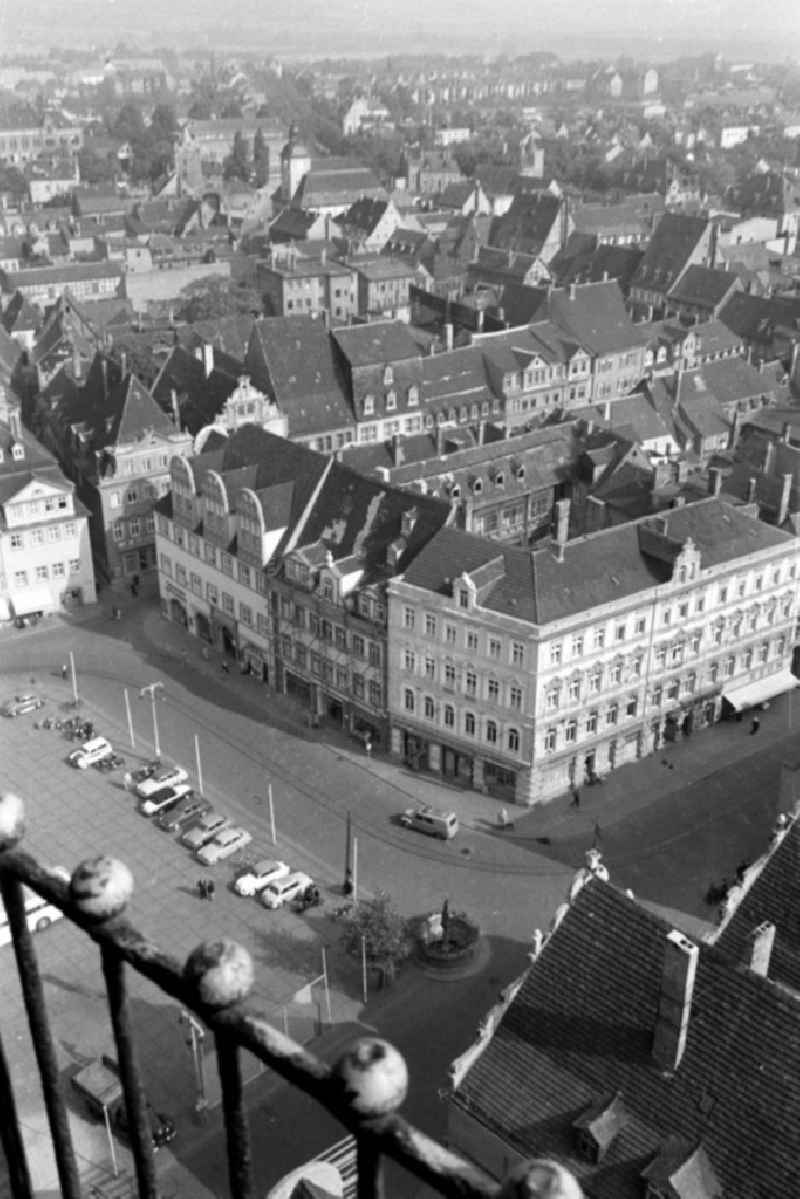 Blick auf den historischen Marktplatz in Naumburg / Saale mit historischen Bürger- und Renaissancehäusern.