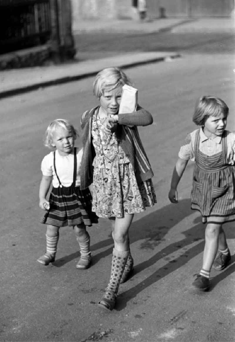 Drei Mädchen laufen in Naumburg / Saale die Straße entlang.