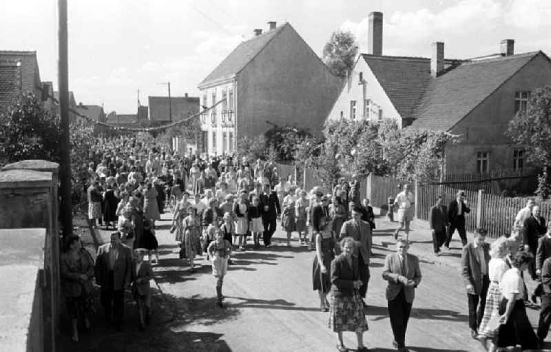 Zur 600-Jahrfeier in Ammelshain bei Leipzig ziehen die Dorfbewohner nach einem traditionellen Festumzug zum Anger, auf dem ein kleiner Rummel aufgebaut wurde. Eigentlich 135