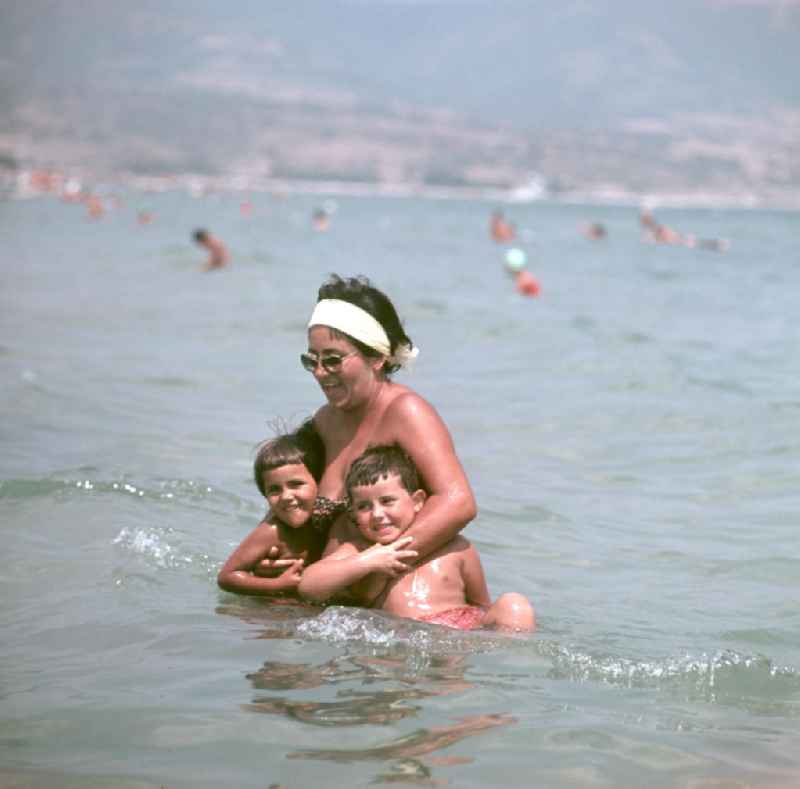 Badespaß im Schwarzen Meer am Strand von Nessebar in der Volksrepublik Bulgarien. Reisen in das Ausland war den DDR-Bürgern nur in die befreundeten sozialistischen Länder erlaubt, für Bulgarien erfolgte in der Regel die Erteilung einer Reisegenehmigung.